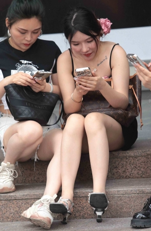 气质街拍高跟少妇