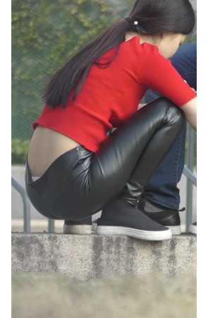 粘人的红衣皮裤小女友