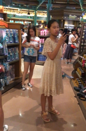 白色连衣裙小妹