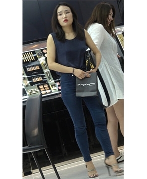 4k超清，丰腴大臀紧牛气质美妇包包店购物 [1.90 GB]