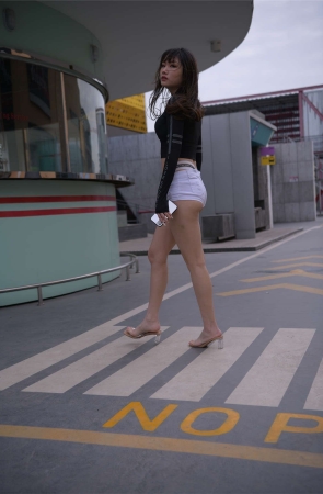 一只麋鹿摄影作品 白色热裤美女