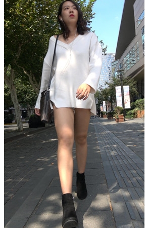 听歌的白衣小姐姐