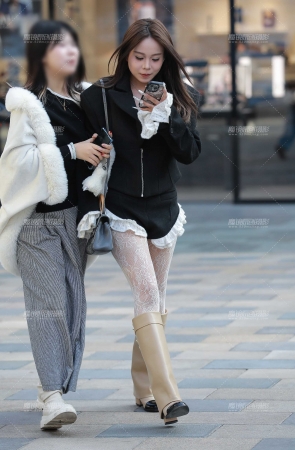 白网袜热裤美女