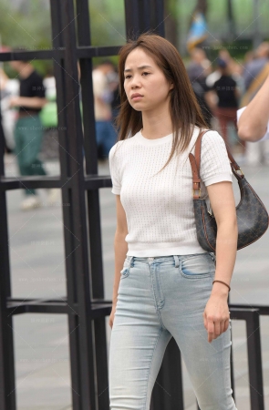 25512-7=47√街拍紧身牛仔裤素人 10P