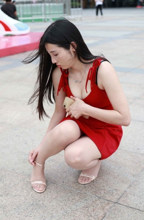 红裙rou色丝凉高美眉