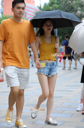 怕晒的热裤白皙女友