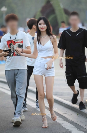 夏日清新美女 颜值高身材好