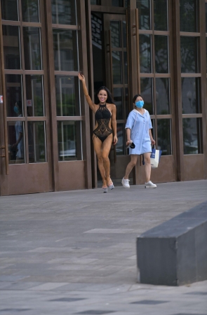 镂空黑色比基尼