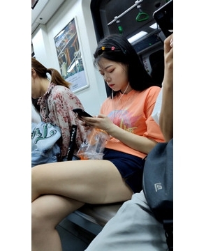 橙色T恤美腿小美妞 [360 MB/mp4]