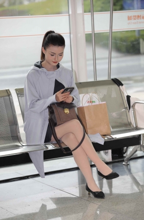 【街拍心灵】车展礼仪休息区街拍肉丝二郎腿