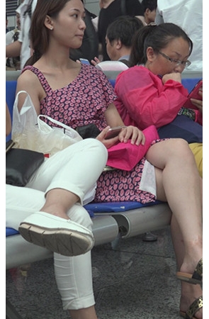 候车室聊天的妹子