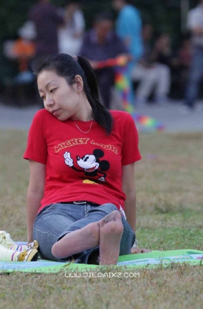 街拍红T恤牛仔裤马尾辫女孩