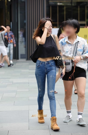 身材苗条惹人喜爱!