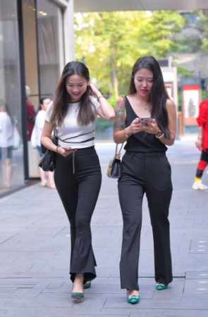 迷人紧身黑裤少妇