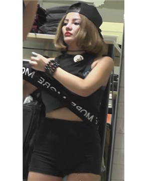 三角区饱满小腹微隆起的另类女孩服装店试衣服。[473 MB]