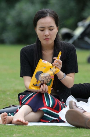 No1098 草地上的气质女孩或躺或坐多姿势解锁 第3套