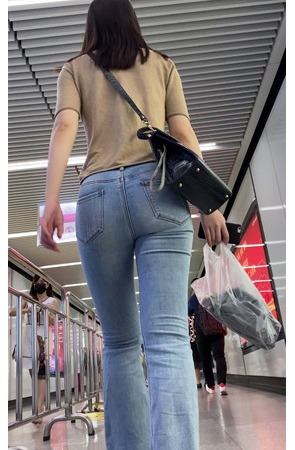 等地铁的紧牛小姐姐