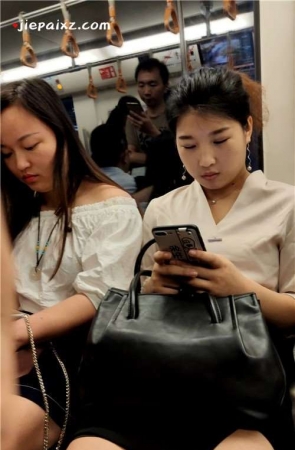 地铁街拍白衬衫包臀裙女白领 [541 MB/mp4]