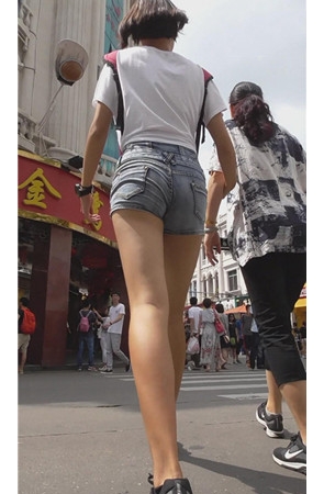 长腿灰色热裤小妹