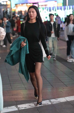 街拍黑丝高跟少妇-13P