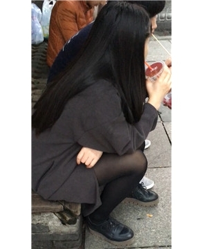蹲路边喝饮料的黑丝袜美腿青春妹子