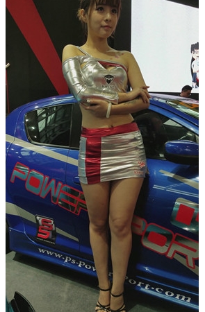 两个露腰车模美女