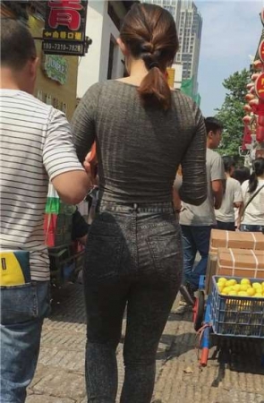 紧绷到无法呼吸的灰色牛仔裤美女 [3.13 GB]