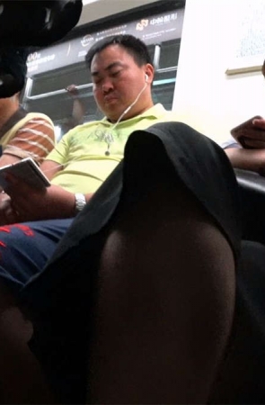 地铁跟拍连衣裙金发白腿少妇