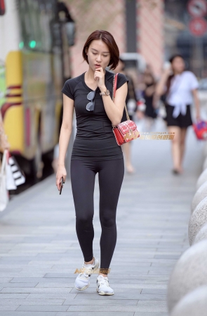 紧身黑裤勾勒出完美身形