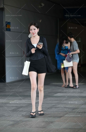 黑色热裤黑色拖鞋美眉 [18P]