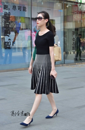 连衣裙少妇