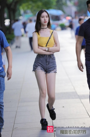 高腰热裤的美眉3A3574[229M]