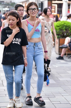 九分浅色牛仔裤美女