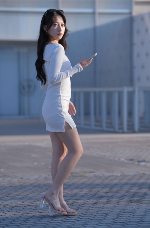 一始街拍作品 白裙女子