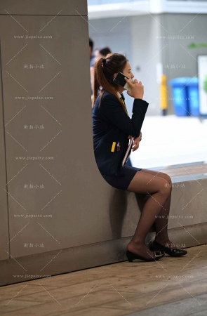 制服装黑丝美女在联系客户 [19P]