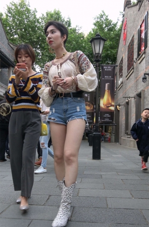 大长腿热裤短发美女