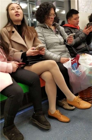 4K – 地铁上的漂亮肉丝袜美腿女孩