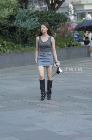 牛仔裙街拍美女