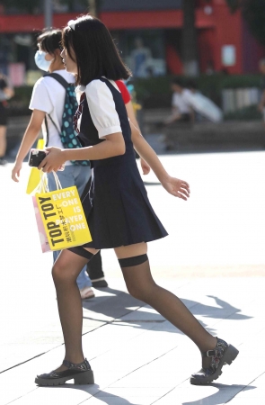 街拍黑丝妹子
