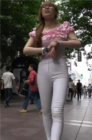 街拍白色紧身裤粉衣大美妞 [573 MB]