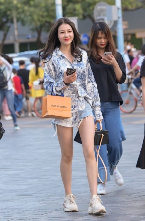 长腿热裤MM笑容很甜