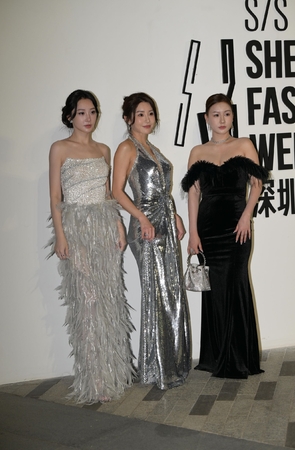 241020-37=43√优雅知性的贵妇