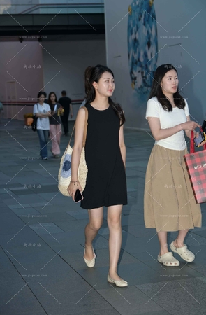 街拍黑色裙平底鞋小姐姐