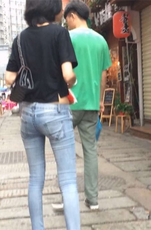 紧绷牛仔裤小美女