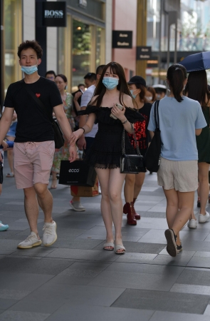 好喜欢这种微胖大白腿女孩