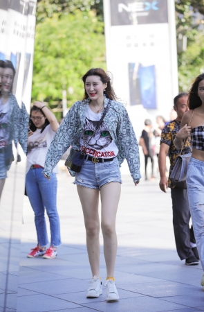 好短的热裤，一双玉腿