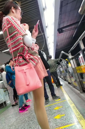 大眼睛们在等地铁