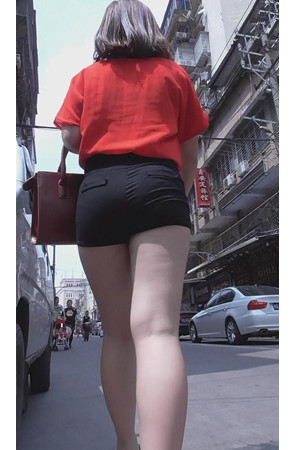 红衣黑色热裤美女
