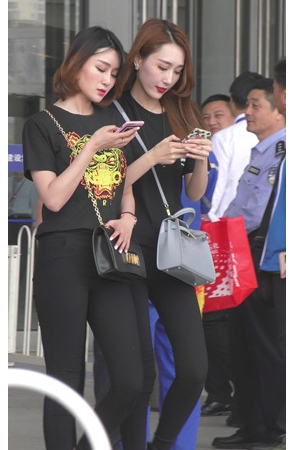 两个漂亮的黑裤美女