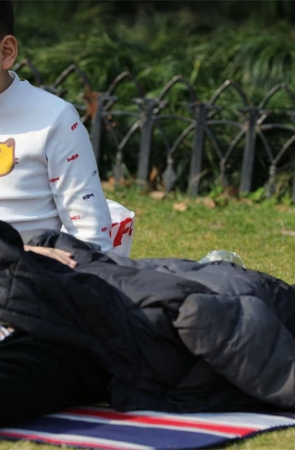 No1606 睡着后双眼微睁的少妇，给你看二趾长好脚，还给你看当场穿袜